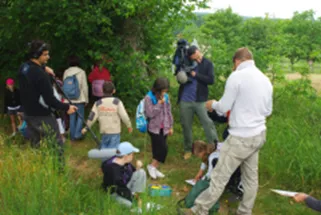 Animation scolaire dédiée à Natura 2000 par le CPIE des Collines normandes, sous l’œil d’une caméra  © Thomas Biéro, Région Normandie 