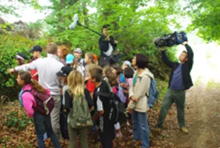 Animation scolaire dédiée à Natura 2000 par le CPIE des Collines normandes, sous l’œil d’une caméra  © Thomas Biéro, Région Normandie 