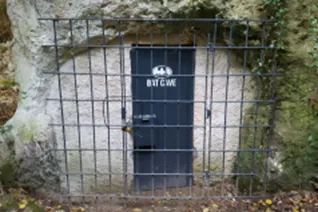 Porte blindée mise en place avec un contrat Natura 2000 en faveur des chauves-souris pour empêcher les intrusions humaines dans la carrière souterraine de la Mansonnière © Isabelle Marie-Huet, Région Normandie
