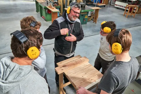 Suivre un parcours de formation en CAP charpentier bois à l'école de production 100% Bois